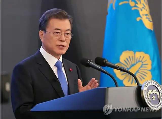 会見する文大統領＝１０日、ソウル（聯合ニュース）