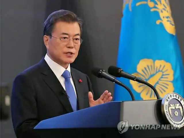 会見する文大統領＝１０日、ソウル（聯合ニュース）