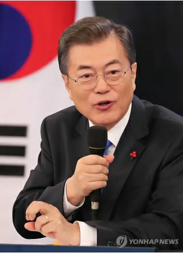 会見を行う文大統領＝１０日、ソウル（聯合ニュース）