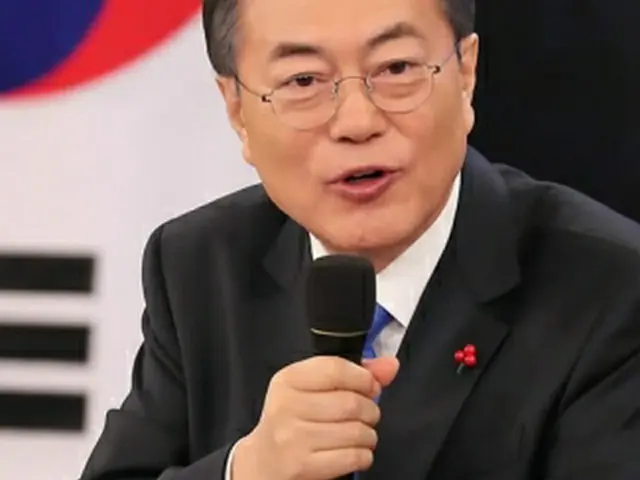 会見を行う文大統領＝１０日、ソウル（聯合ニュース）
