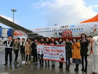 「東方神起」ファン、チェジュ航空の東方神起ラッピング機と一緒に記念撮影