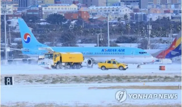 除雪作業が行われた済州空港の滑走路＝１１日、済州（聯合ニュース）