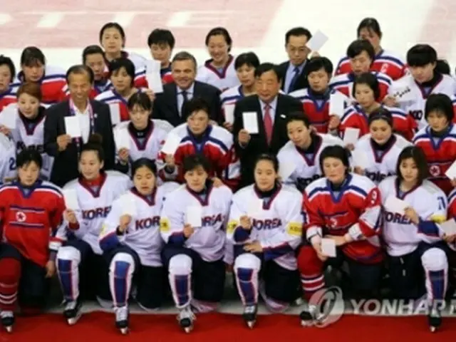 昨年４月、韓国で行われたアイスホッケー女子の世界選手権４部に相当するディビジョン２Ａの試合で南北が対戦後、記念撮影を行っている（資料写真）＝（聯合ニュース）