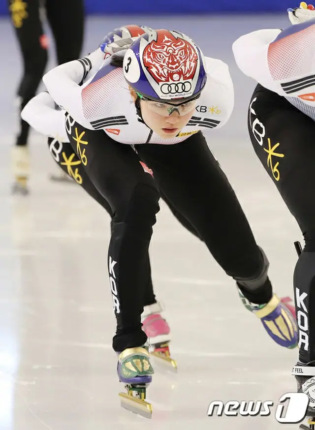 女子ショートトラック韓国代表チームの看板選手であるシム・ソクヒが最近、コーチとの不仲によって選手村を離脱していたが、復帰して波紋を広げている。（提供:news1）