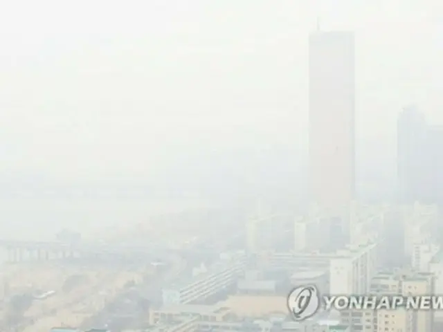 ＰＭ２．５の大気中濃度が高くなり注意報が発令された１８日、白くかすむソウルの街＝（聯合ニュース）
