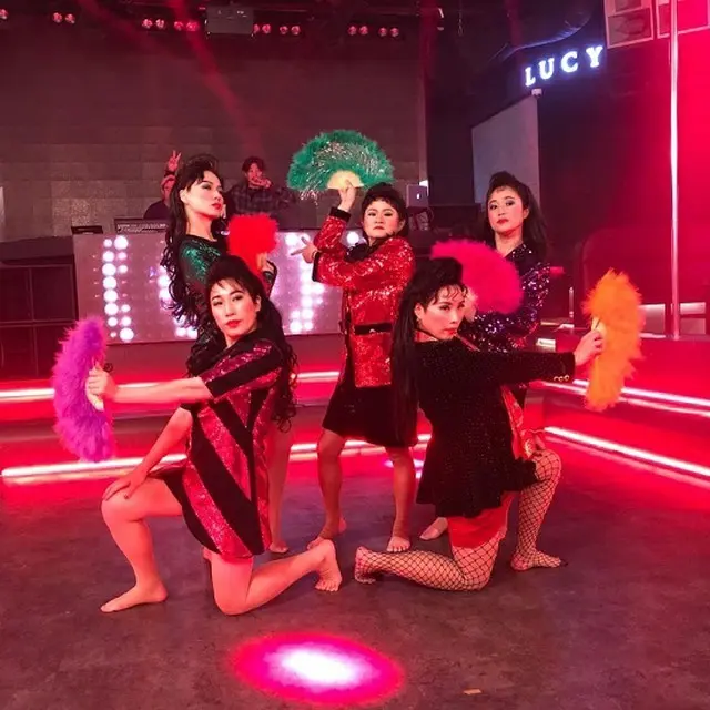韓国女性お笑い芸人キム・シニョンが、「Celeb Five」として音楽番組「SHOW CHAMPION」に出演した時の映像が、再生回数100万回を突破したことを喜んだ。（提供:news1）