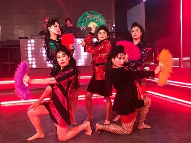韓国女性お笑い芸人キム・シニョンが、「Celeb Five」として音楽番組「SHOW CHAMPION」に出演した時の映像が、再生回数100万回を突破したことを喜んだ。（提供:news1）
