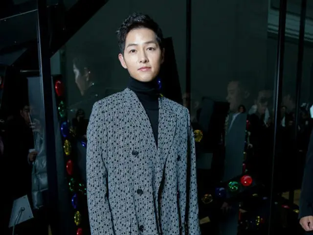 俳優ソン・ジュンギがパリコレクションに出席し、世界的な注目を集めた。（提供:OSEN）