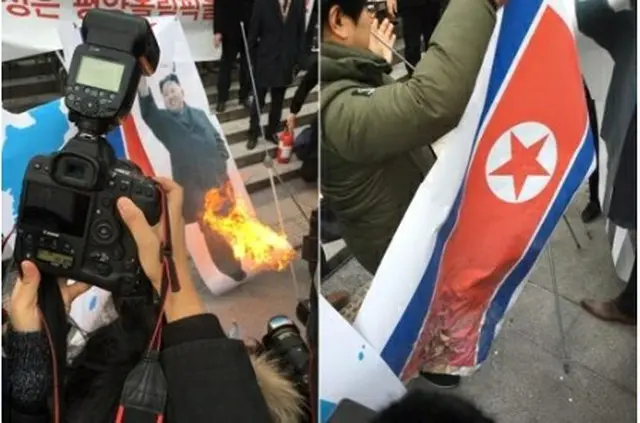 ソウル駅付近で保守団体が北朝鮮の国旗や金正恩氏の写真を燃やしている＝２２日、ソウル（聯合ニュース）