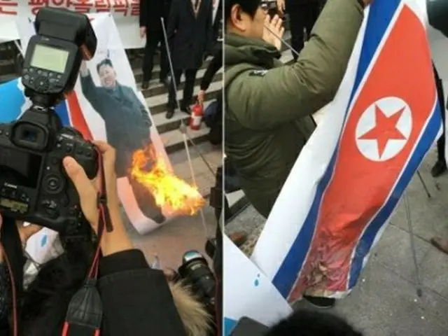 ソウル駅付近で保守団体が北朝鮮の国旗や金正恩氏の写真を燃やしている＝２２日、ソウル（聯合ニュース）