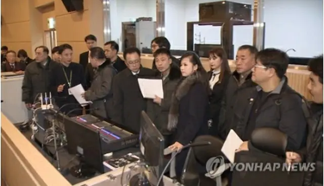 北朝鮮視察団は２１日、江原道・江陵アートセンターを訪れ、施設を見て回った（統一部提供）＝（聯合ニュース）