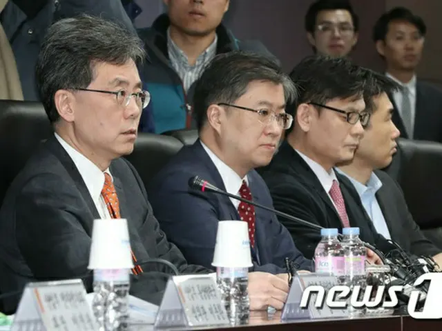 韓国の金鉉宗（キム・ヒョンジョン）通商交渉本部長が23日、米国の輸入洗濯機・太陽光パネルを対象に発動したセーフガード（緊急輸入制限）措置と関連し、「WTO（世界貿易機関）に提訴する」と明らかにした。