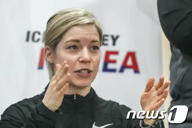 南北女子アイスホッケー統一チームを指揮するサラ・マレー監督（カナダ）が迅速に問題を収集し、最上の戦力を構築する準備をしている。（提供:news1）