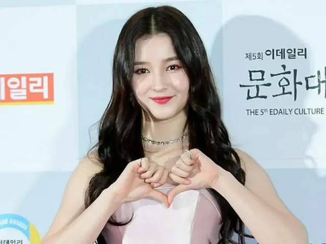 韓国ガールズグループ「MOMOLAND」のナンシー（17）が新曲の好調により、化粧品広告モデルの再契約を果たした。