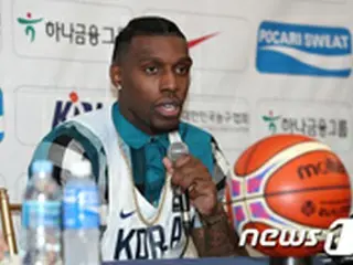 バスケ韓国代表ユニフォームを着たラトリフ、覚悟明かす 「韓国選手を引っ張るリーダーになりたい」
