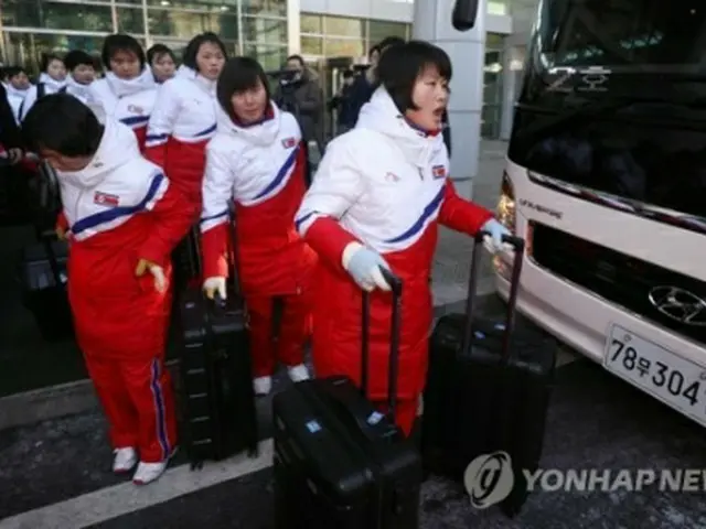 陸路で訪韓し、韓国の南北出入事務所（ＣＩＱ）に到着した北朝鮮のアイスホッケー女子選手団＝２５日、坡州（写真共同取材団＝聯合ニュース）
