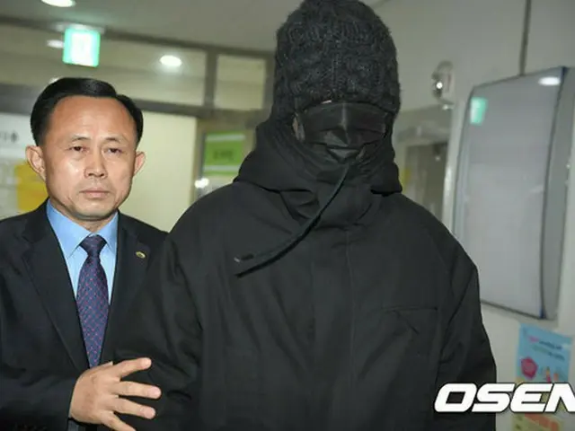 「BIGBANG」T.O.P、龍山区庁に初出勤… 顔を隠し警護されて”完全防備”