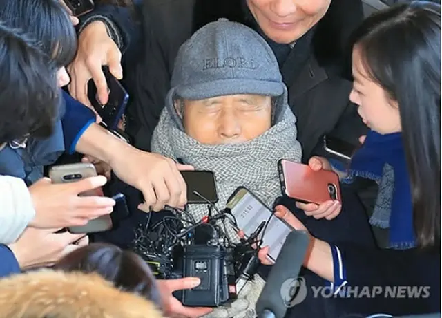 ソウル中央地検に到着した李氏＝２６日、ソウル（聯合ニュース）