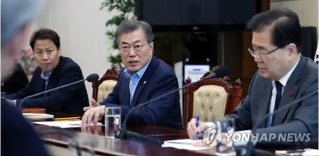 首席秘書官・補佐官会議で発言する文大統領＝２６日、ソウル（聯合ニュース）
