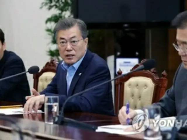 首席秘書官・補佐官会議で発言する文大統領＝２６日、ソウル（聯合ニュース）