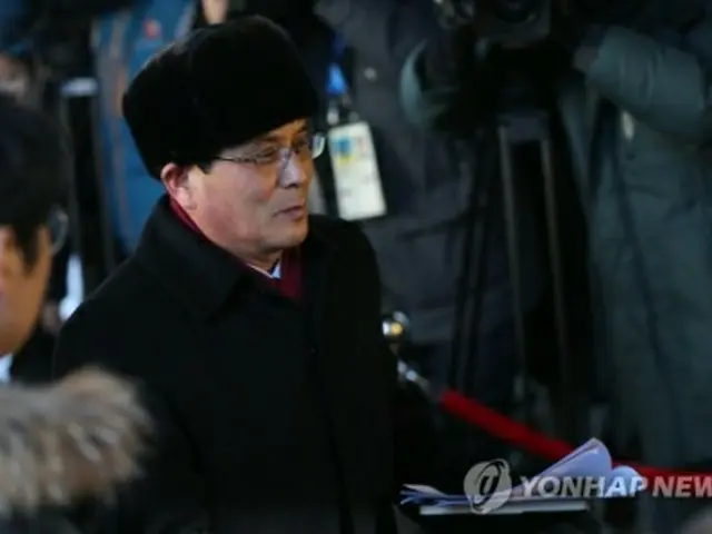 先発隊を率いる北朝鮮体育省の尹勇福(ユン・ヨンボク)副局長=26日、平昌(聯合ニュース)