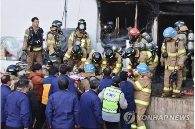 火災現場での救助活動＝２６日、密陽（聯合ニュース）
