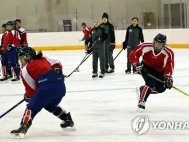 ２６日、鎮川国家代表選手村で北朝鮮選手の練習を見守るマリー監督（中央、統一部提供）＝（聯合ニュース）