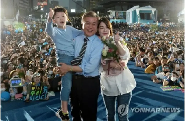 昨年５月８日、文在寅氏（中央）が大統領選前の最後の遊説を行った光化門広場に駆け付けた長女のダヘさんと孫＝（聯合ニュース）