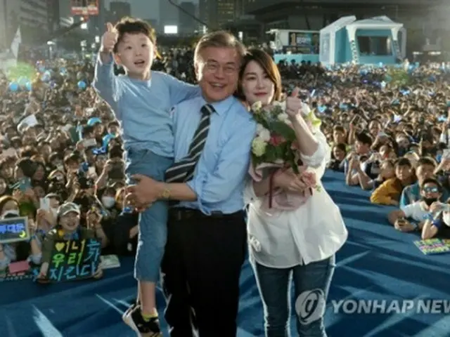 昨年５月８日、文在寅氏（中央）が大統領選前の最後の遊説を行った光化門広場に駆け付けた長女のダヘさんと孫＝（聯合ニュース）