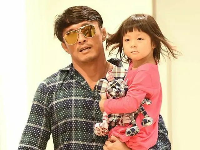 SHIHOの子育て論、「独特すぎる」とネット騒然… 「サランちゃんが他人のスマホをいじっても注意しない」（画像はサランちゃんと父親の）