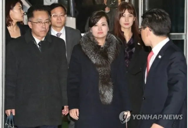 先月、公演視察団の団長として韓国を訪れた北朝鮮・三池淵管弦楽団の玄松月（ヒョン・ソンウォル）氏（中央、写真共同取材団）＝（聯合ニュース）
