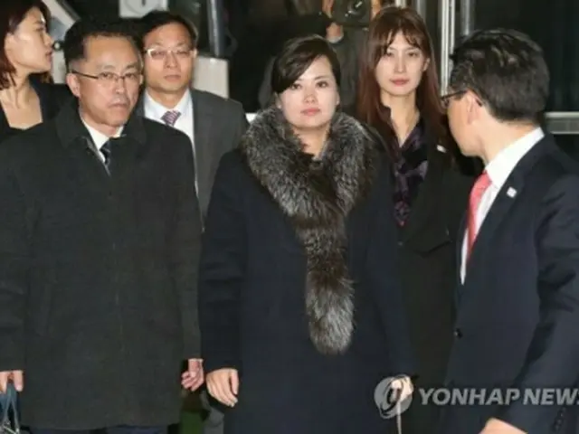 先月、公演視察団の団長として韓国を訪れた北朝鮮・三池淵管弦楽団の玄松月（ヒョン・ソンウォル）氏（中央、写真共同取材団）＝（聯合ニュース）
