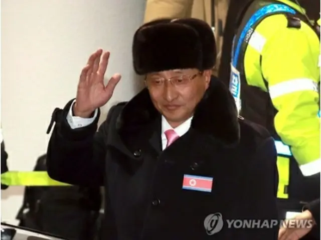 襄陽空港に到着した選手団長の元吉宇（ウォン・ギルウ）体育次官＝１日、襄陽（聯合ニュース）