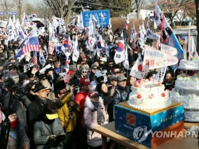 ソウル拘置所周辺で集会を開く朴槿恵氏の支持者ら＝２日、義王（聯合ニュース）