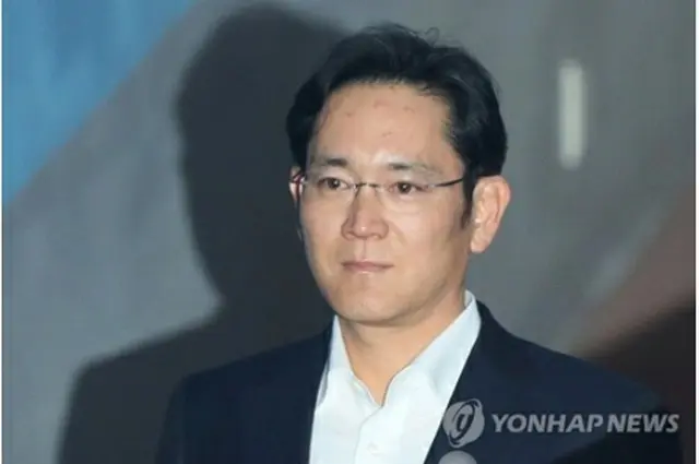入廷する李在鎔被告＝５日、ソウル（聯合ニュース）