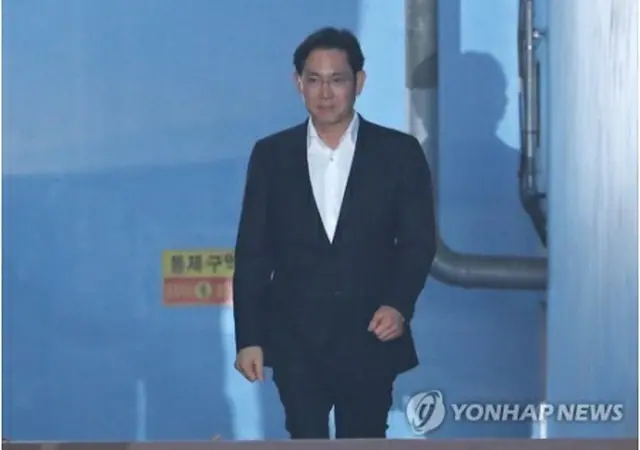判決後、ソウル高裁を出る李氏＝５日、ソウル（聯合ニュース）
