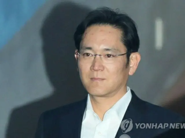 控訴審判決のため入廷する李在鎔氏＝５日、ソウル（聯合ニュース）