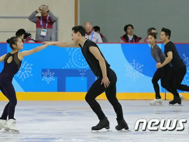 韓国と北朝鮮のフィギュアスケートのペアチームが江陵で初めて一緒にリンクで練習をおこなった。（提供:news1）