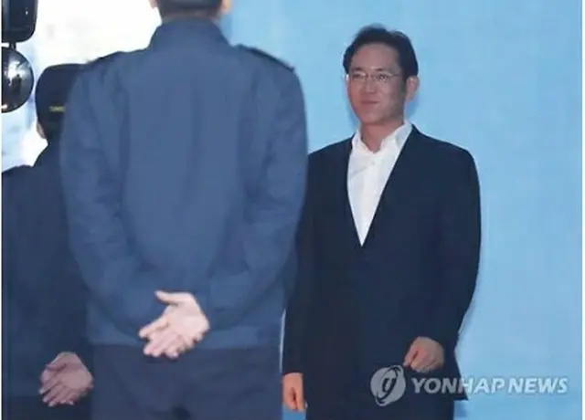 釈放され笑顔を見せる李氏＝５日、ソウル（聯合ニュース）