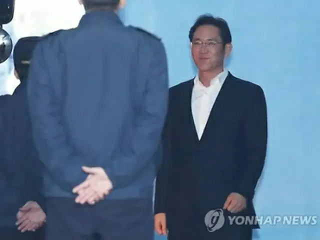 釈放され笑顔を見せる李氏＝５日、ソウル（聯合ニュース）