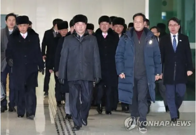 坡州・都羅山の南北出入事務所に到着した先発隊＝５日、坡州（写真共同取材団＝聯合ニュース）