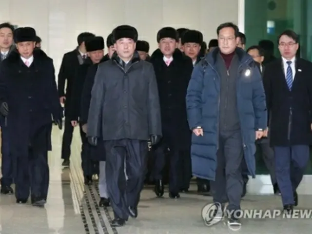 坡州・都羅山の南北出入事務所に到着した先発隊＝５日、坡州（写真共同取材団＝聯合ニュース）
