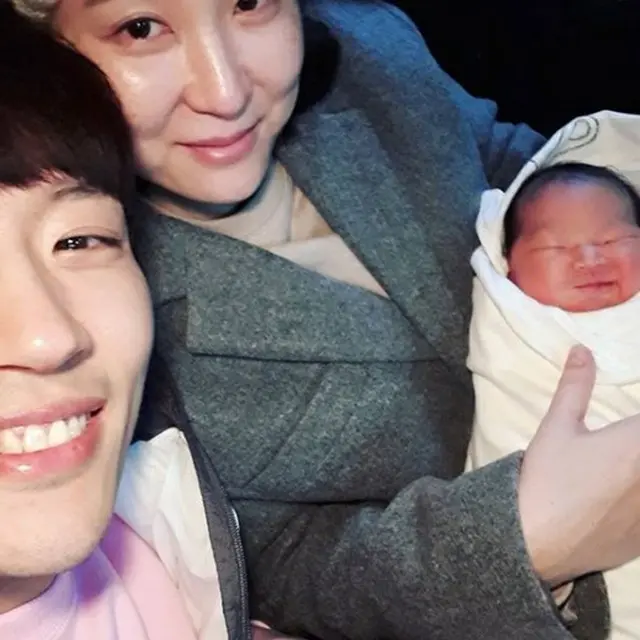 韓国ボーイズグループ「V.O.S」のパク・チホンが、生後4日となる第6子との写真をSNSで公開した。（提供:OSEN）