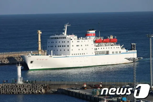 玄松月ら北朝鮮芸術団を乗せた「万景峰92」、韓国・墨湖港に入港