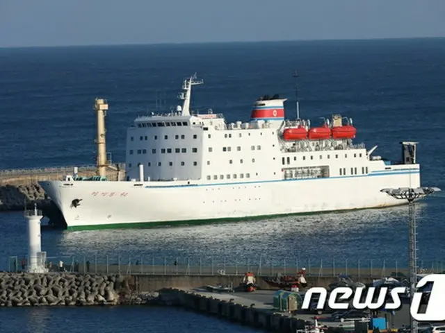玄松月ら北朝鮮芸術団を乗せた「万景峰92」、韓国・墨湖港に入港