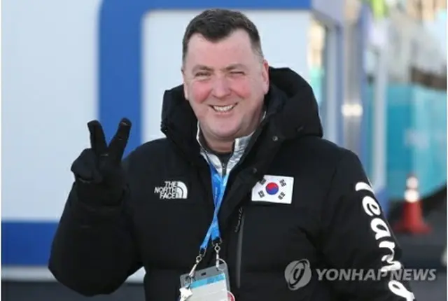 韓国代表のユニフォームを着たオーサー氏＝６日、江陵（聯合ニュース）