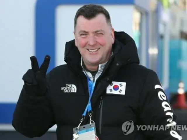韓国代表のユニフォームを着たオーサー氏＝６日、江陵（聯合ニュース）