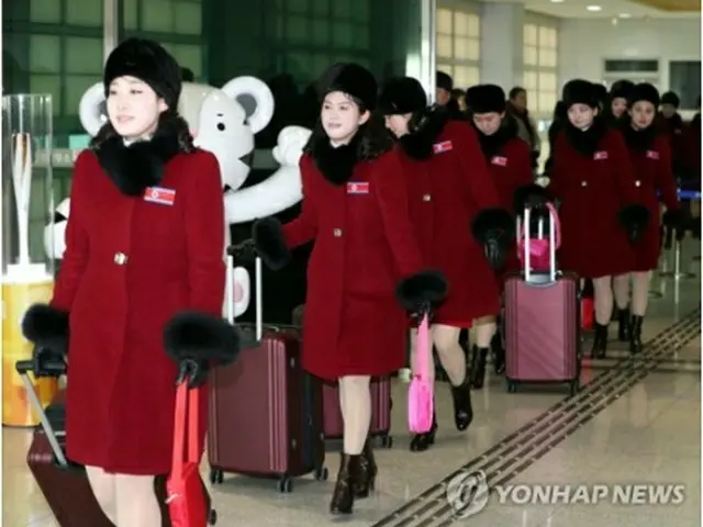 韓国に入る北朝鮮応援団の女性＝７日、坡州（写真共同取材団＝聯合ニュース）