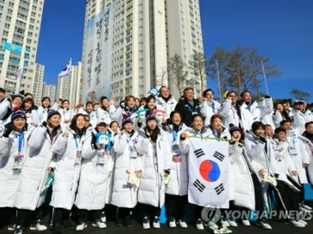 入村式で決意を新たにする韓国選手たち＝７日、江陵（聯合ニュース）