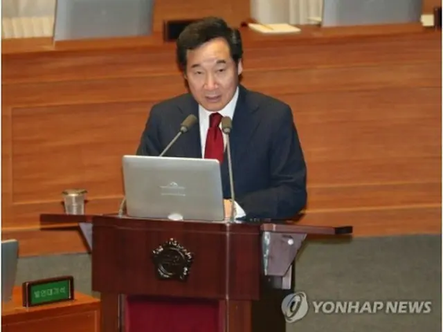 国会で議員の質問に答える李首相＝７日、ソウル（聯合ニュース）